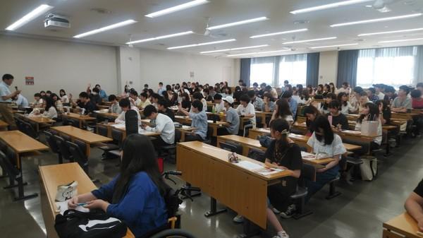 篠山市長の講義を真剣に聞いている生徒たちの写真